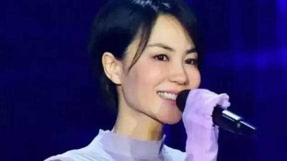 王菲|52岁王菲晒照略显老态，皮肤不再紧致颈纹深，网友：女神也会老