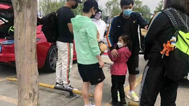 孙颖莎|孙颖莎抵达成都，师娘迎接，邱贻可女儿现身，陈梦反穿马甲回老家