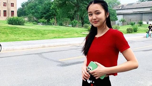 谷爱凌|谷爱凌上新闻联播！朱易也现身表彰大会，合影让出C位站旁边