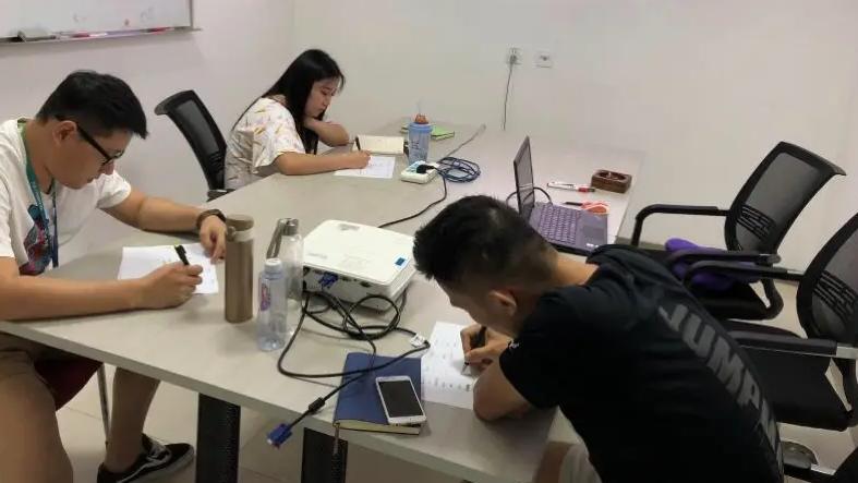 道县|职场容不下“玻璃心”，毕业生被批评后辞职，上司好好说话很难吗