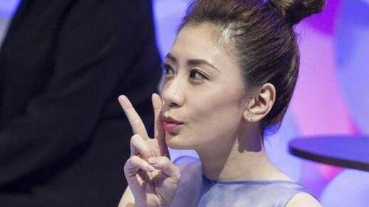 王一博|47岁贾静雯真不把自己当大婶，薄纱裙穿出少女味道，说27岁都信