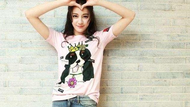 迪丽热巴|“小梅花”的破洞牛仔裤，迪丽热巴再现童话公主，网友：好可爱！