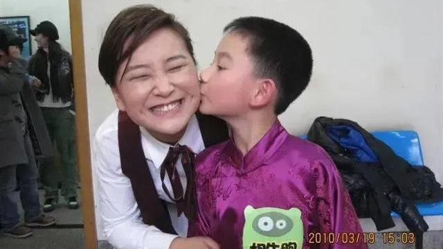 贾玲|赢在起跑线的男人！胡先煦亲吻贾玲照曝光，网友：范丞丞要吃醋了