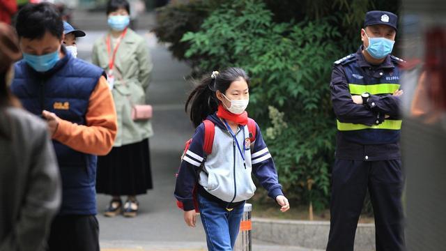 江苏疫情风险高！各城市相继发布学校线下停课，家长：倍感无奈
