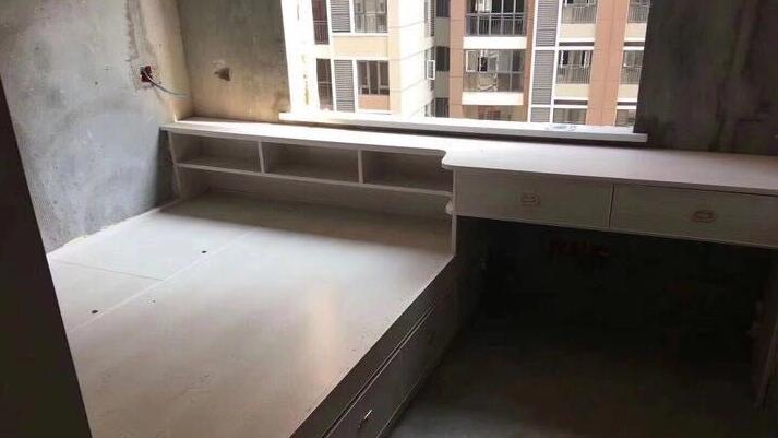 木工师傅现场打的衣柜、阳台柜、榻榻米书桌，花费3万，太值当了