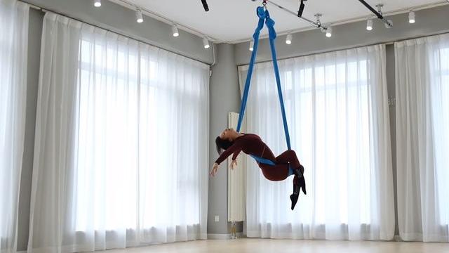 柳岩|41岁柳岩大玩空中瑜伽！空中翻腾动作难度大，穿紧身衣秀完美身材