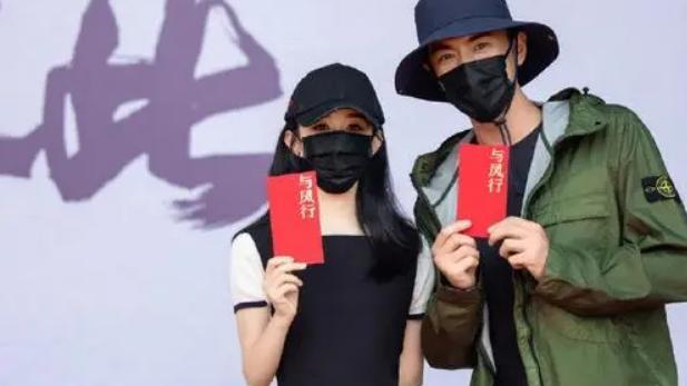 赵丽颖|赵丽颖暂离《与凤行》剧组，疑似腰椎病复发，现身诊所做腰部理疗