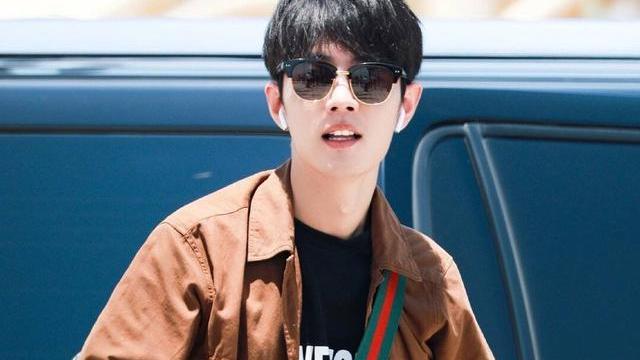 肖战|《芒果台》评价肖战海边写真照，三个“永远”表达祝福，保持热爱