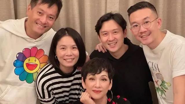 周润发|周润发前妻和女儿亲密互动，庆祝女儿31岁生日，62岁仍年轻