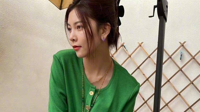 赵露思 鲨鱼夹怎么夹还得看女明星，赵露思氛围感满满，宋妍霏打造出高颅顶