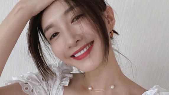 整形美容 江疏影晒自拍美照，一身牛仔服尽显36岁好品味，高马尾干净又清爽