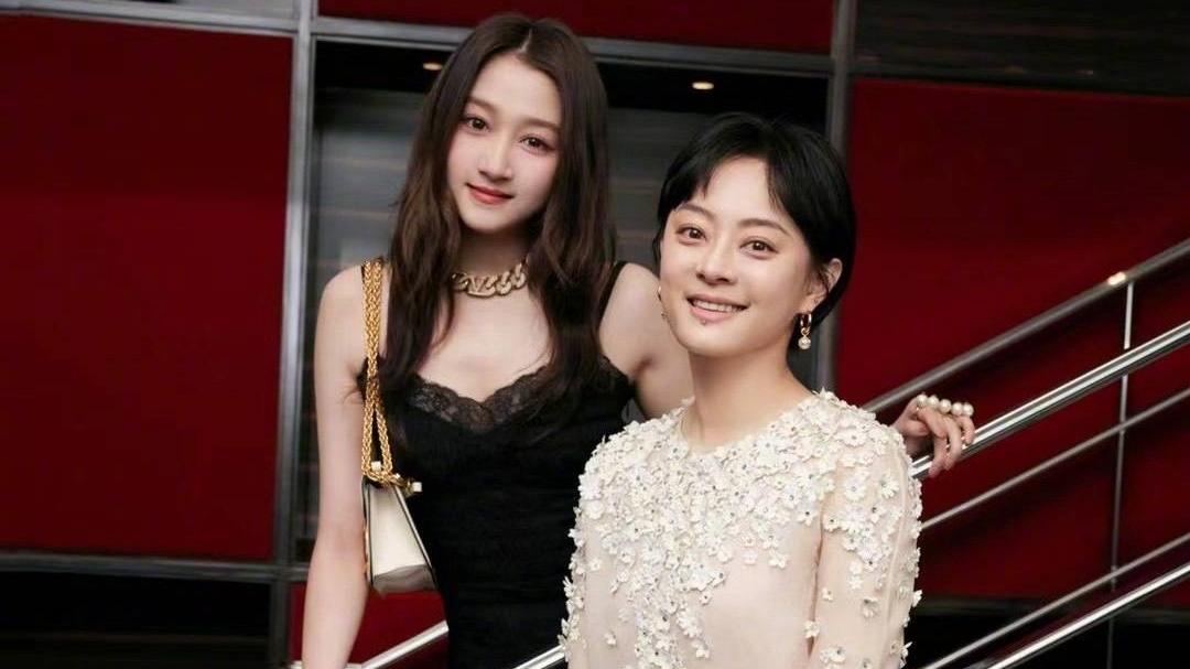 孙俪|孙俪晒与关晓彤时隔18年的合照，还原了当年的拍照姿势，好有爱