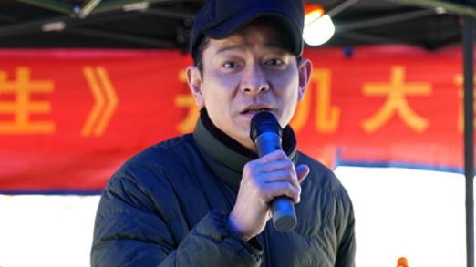 刘德华|60岁刘德华站雨棚内拍照！素颜眼角稍显眼纹，休闲装扮无一名牌