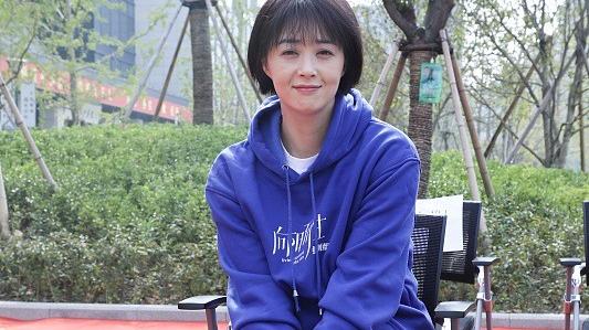 卫衣 蒋欣真不像是年近40的人，蓝色卫衣配短发好显嫩，少女感明显
