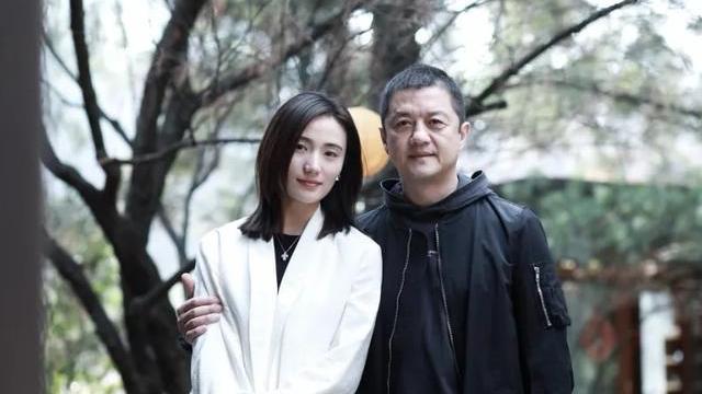 李亚鹏|李亚鹏与周杰聚餐，头发稀疏皮肤松弛老太多，妻子貌美如花似少女