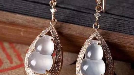 翡翠手镯|花300多万购买的翡翠手镯，竟然是假货！购买这种饰品要擦亮眼睛