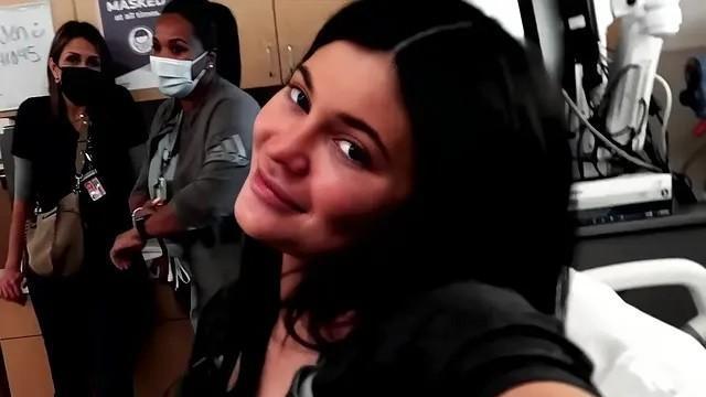 二胎|24岁凯莉詹娜首晒分娩经历，二胎男宝也富养，细节处尽显奢华