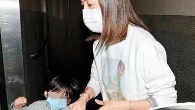 何超莲|男星出轨怼脸拍，女星丈夫出轨怼脸问，港媒狗仔表现比明星还精彩