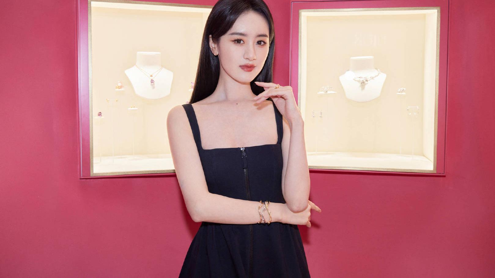 钟汉良|袁冰妍身穿黑色吊带裙，又纯又欲，和钟汉良搭配新剧