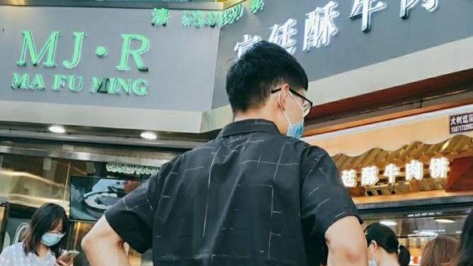 白菜|武汉这家地铁口的牛肉烧饼店，烧饼5块钱一个，不是饭点也排长队