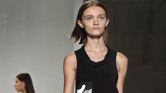 维多利亚·贝克汉姆|贝嫂称\追求瘦已过时\，网友：你可拉倒吧！