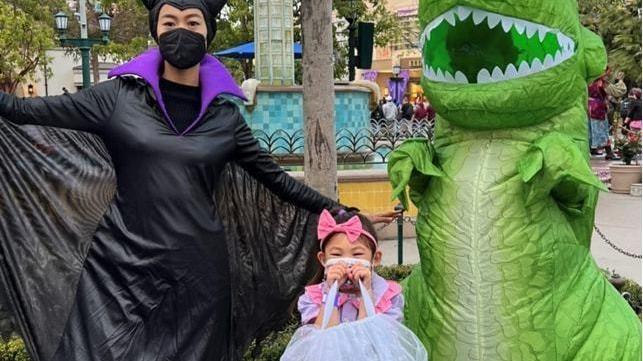 陈冠希|陈冠希一家街头被偶遇！老婆帮拍合照没架子，女儿紧贴爸爸太温馨