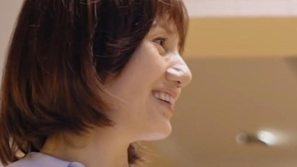 袁泉|袁泉与小14岁张艺兴同框，站一起像同龄人，说话温柔毫无大牌架子