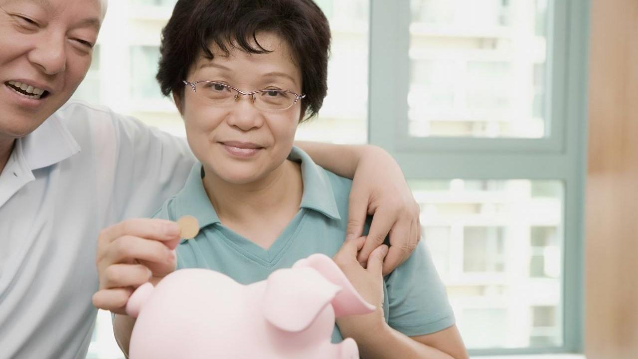 60岁的老年妇女，出门描眉抹口红，是什么心理？
