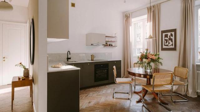 当米色遇上灰绿，带来加倍温柔和清爽，原木与藤编家具也争奇斗艳