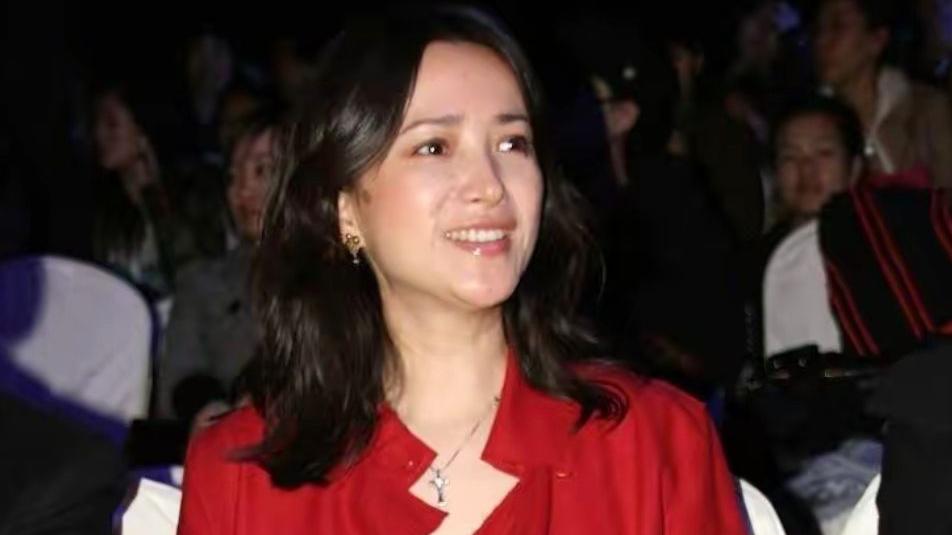 减脂 58岁何晴逃不过“中年油腻”，脸上暗淡穿衣显胖，好在颜值撑住了