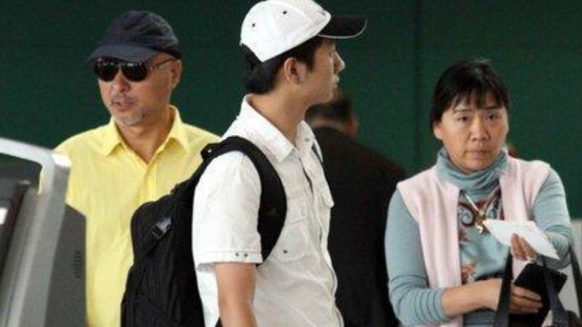 张艺谋|68岁陈佩斯和儿子拍视频，妻子罕见出镜，灰色大衣配卷发造型洋气