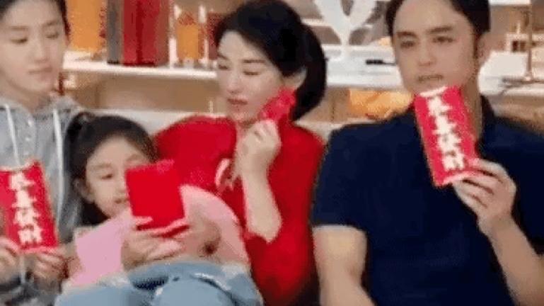 明道|秦培然母亲再度发文引争议，晒明道帅照怒怼网友，高调炫富惹众怒