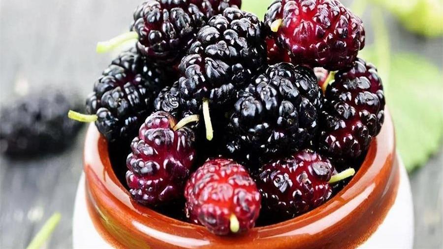 碱性食物|女人过了45岁，碱性食物要多吃，或能助你留住容颜更显年轻