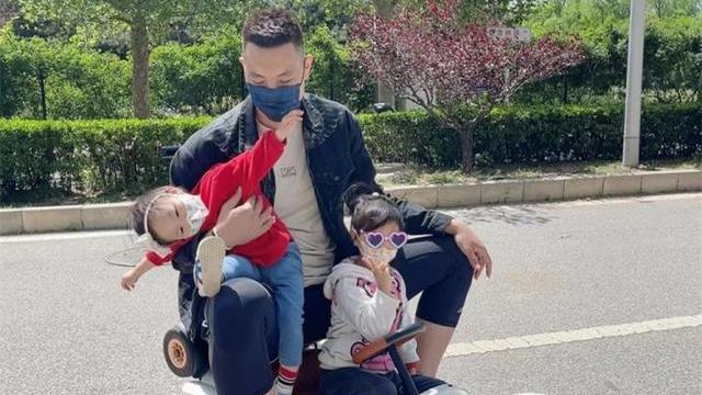 翟晓川|首钢男篮三消息！翟晓川晒与女儿照片，名将重回北京，新外援曝光