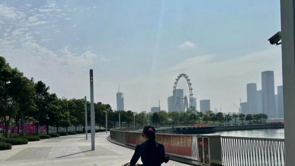 穿衣搭配|名媛朱珠带娃拍戏！产后半年就瘦回巅峰，穿一身紧身衣背影像少女