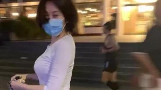 李玟|47岁李玟腰围29年无变化！穿紧身衣勒出S型曲线，翘臀长腿太抢镜