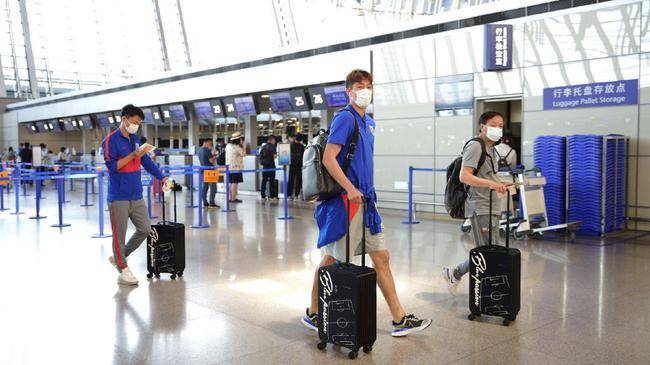 申花赴大连集训曾诚彭欣力随行 时长三周全程封闭