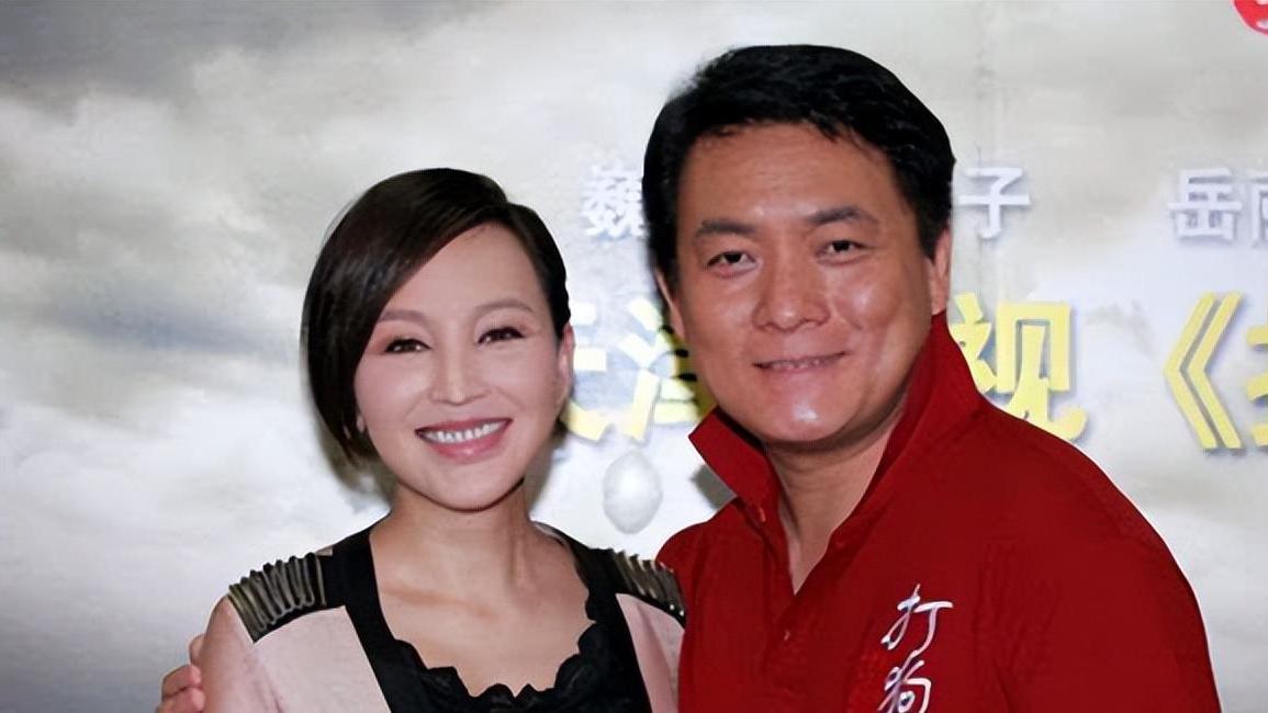 明星|女明星嫁穷小子，瞒着父母地下室连生三子，如今穷小子成著名导演