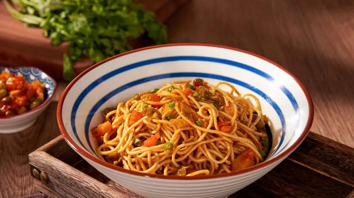 明矾|热干面则爽利很多，端手里两分钟就能吃完，很方便