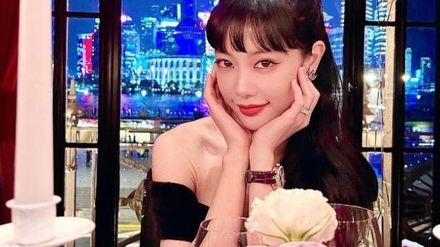 当红女星|结婚3年，亚洲第一美女克拉拉与老公首同框，甜蜜表白：永远的爱