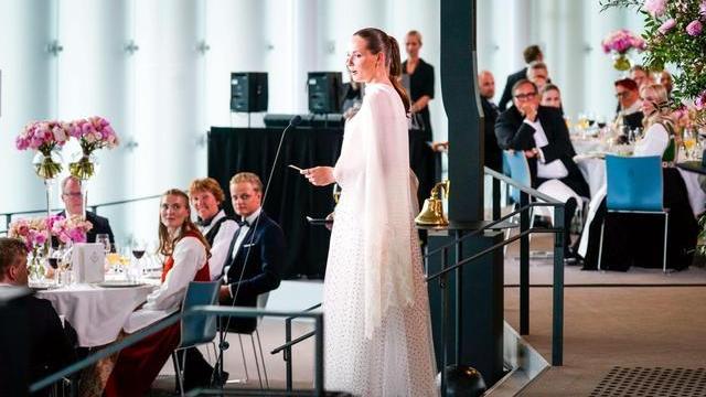 王冠|挪威公主穿礼服着绶带，戴宝诗龙百年珍珠王冠，开心庆祝成年礼