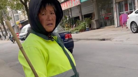 相声|江苏一男子将钓的鱼送给环卫阿姨，阿姨的反应让男子倍感骄傲！