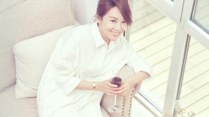 晒晒闫妮现实住的豪宅，墙面刷白墙软装很精致，生活过得很惬意