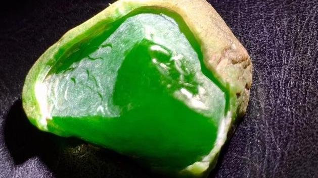 翡翠|自己手中的翡翠原石，不要随便找人评估，这都是无用功！