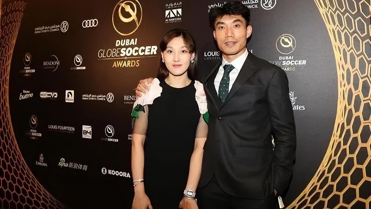 郑智|郑智小7岁娇妻：大学就有8辆宝马车，丈夫年薪千万却不值一提