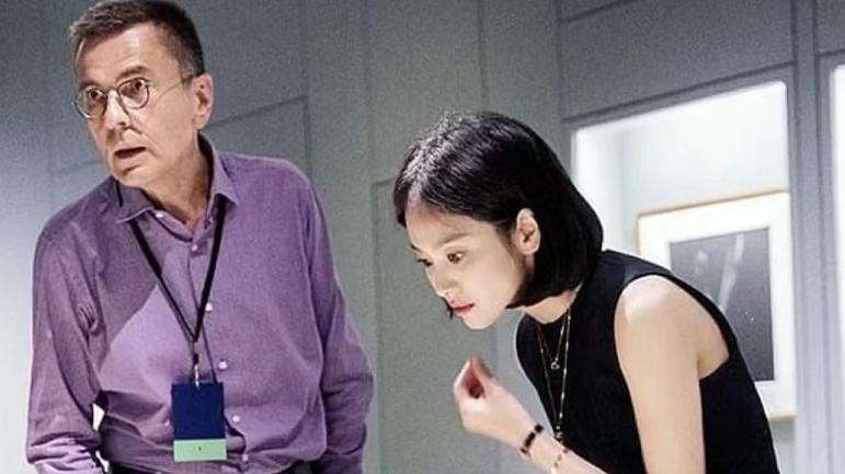 减脂 宋慧乔风衣低调亮相回国机场，最新活动图释出好美，闺蜜晒合照好有青春感！