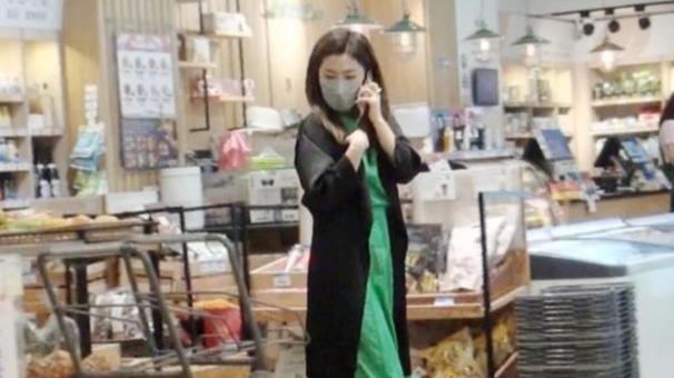 Selina|任家萱下班后买菜回家下厨 与小7岁男友同居过甜蜜生活