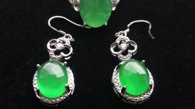 雕刻|原石是翡翠最美的形态，雕刻完体现饰品价值，饰品也具有内涵