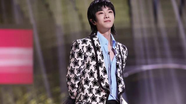 马思纯|华晨宇跨年舞台温暖献唱 在繁花似锦中奔赴2022