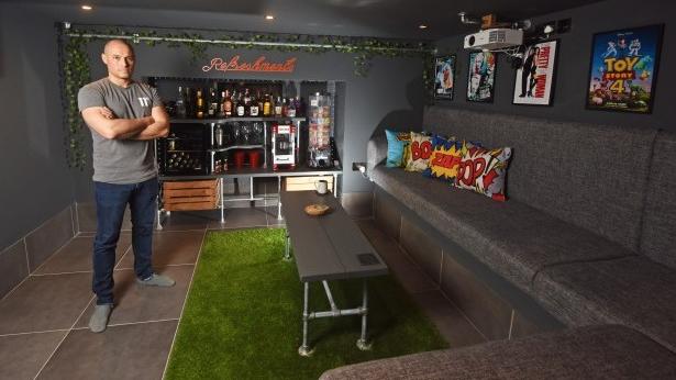 买二手房屋发现“神秘地窖”！他花一年改造成超爽娱乐间